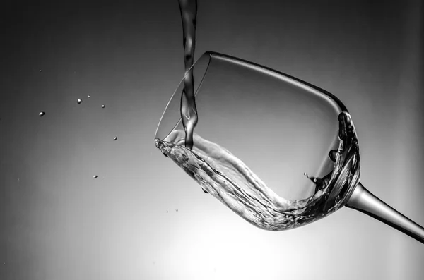 Water splash met glas wijn — Stockfoto