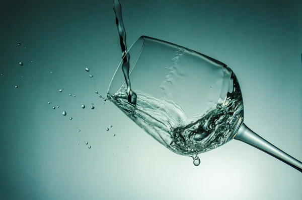 Salpicadura de agua con copa de vino — Foto de Stock