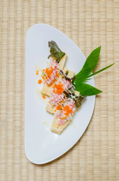 Sushi în farfurie albă — Fotografie, imagine de stoc