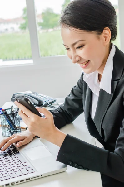 Junge Geschäftsfrauen nutzen Mobiltelefon — Stockfoto