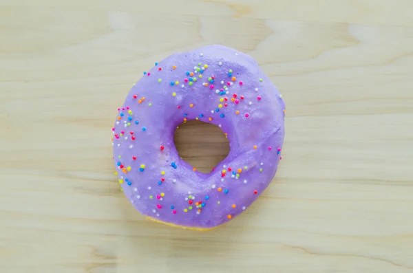 Donut auf dem Holztisch — Stockfoto