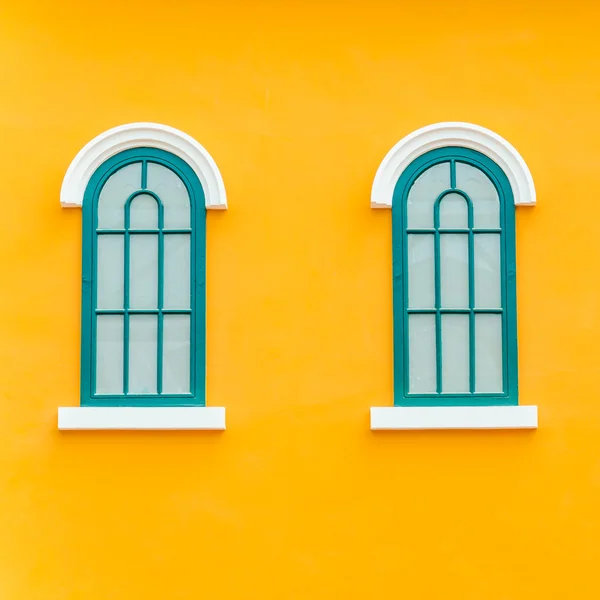 Красивое окно на цветной стене — стоковое фото