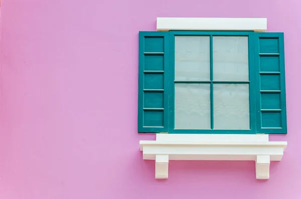 Schönes Fenster an der Wand — Stockfoto