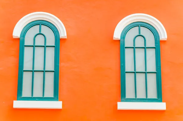 Красивое окно на цветной стене — стоковое фото