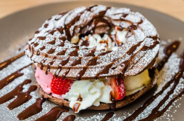 çikolata, çilek ve dondurmayla chou