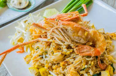 Tayland büyük karides ile ilave edin.