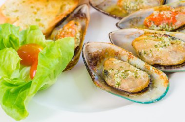 Midye peynir ve sarımsaklı ekmek