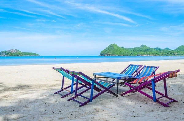Кровать на пляже в Таиланде — стоковое фото