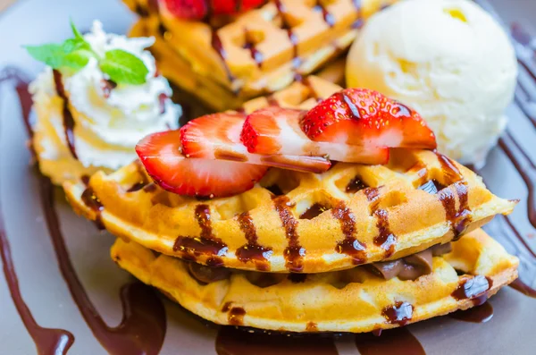 Panqueque con fresa encima y helado — Foto de Stock