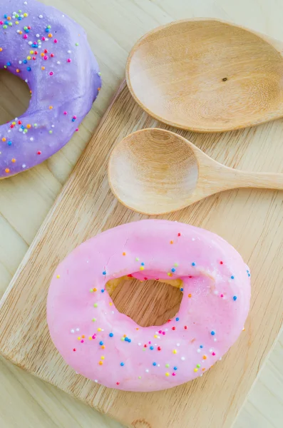 Donut auf dem Holztisch — Stockfoto