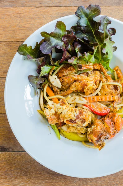 Spaghetti with soft shell crab in black pepper sauce — Stock Photo, Image