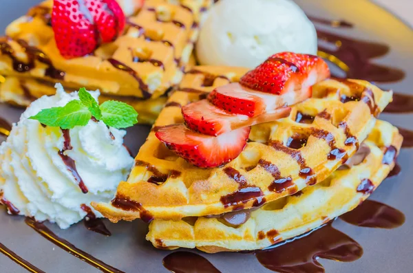 Pancake con fragola in cima e gelato — Foto Stock