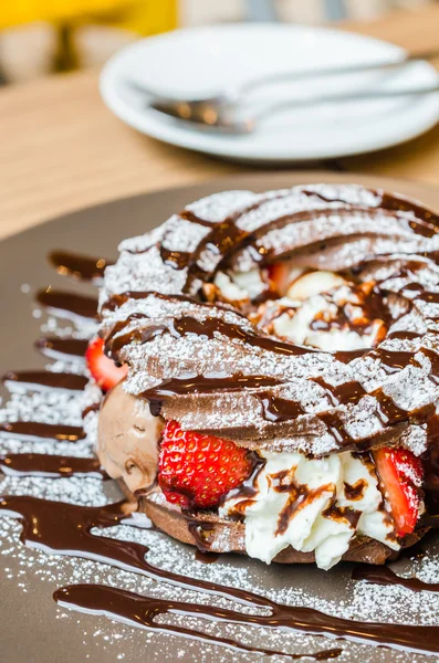 Chocolate chou with strawberry and icecream — Stock Photo, Image