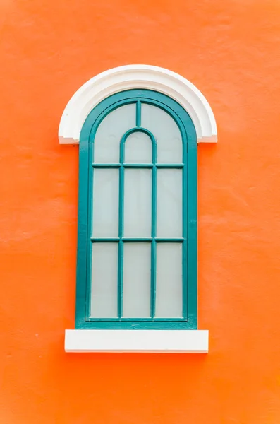 Mooie venster op kleur muur — Stockfoto