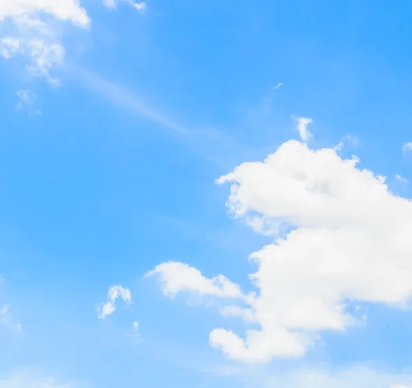 เมฆขาวและบลูสกี้ — ภาพถ่ายสต็อก