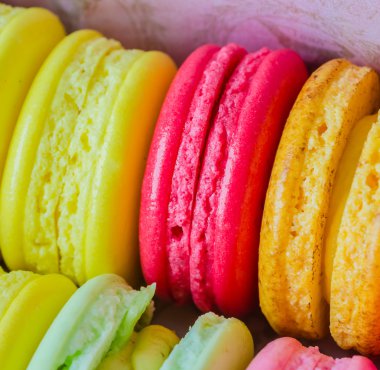 renkli acıbadem kurabiyesi