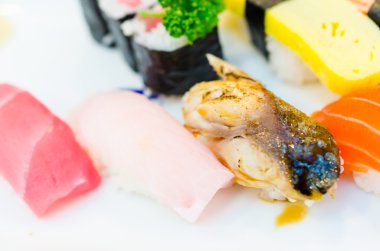 suşi beyaz çanak üzerinde