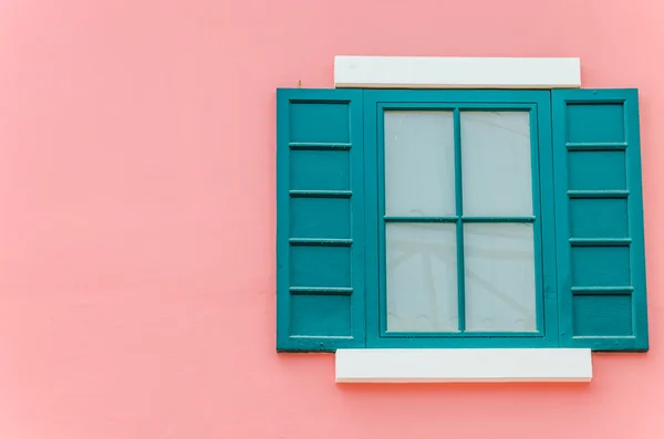 Vackra fönster på färg vägg — Stockfoto