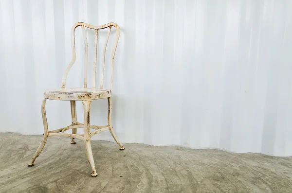 Gamla vintage stol på grå vägg — Stockfoto