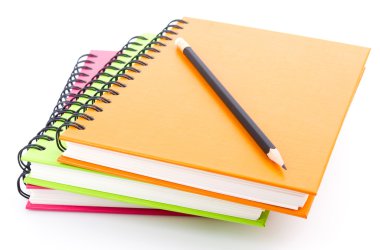 telli defter kitap ve defter üzerinde beyaz izole yığını