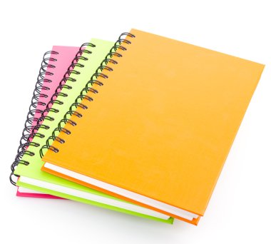 telli defter kitap ve defter üzerinde beyaz izole yığını