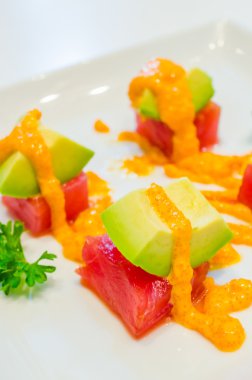 Avokado üst beyaz tabak ton balığı