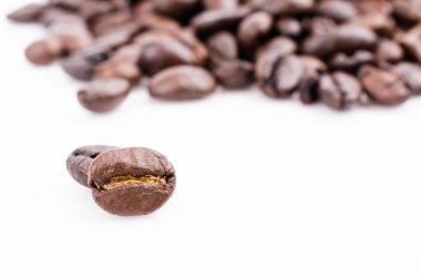 Beyaz arka planda kahve çekirdekleri