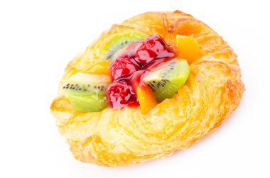 beyaz arkaplanda meyveli turta