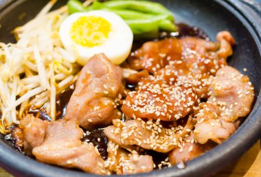 sıcak plaka üzerine kavrulmuş domuz eti