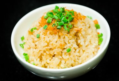 Kızarmış sarımsak pirinç