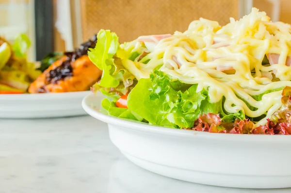 Salada em tigela branca na mesa — Fotografia de Stock