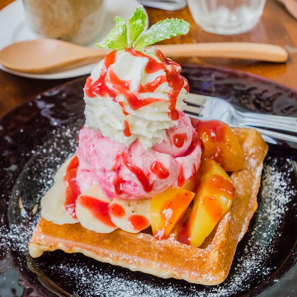 Waffle with icecream — Stock Photo, Image