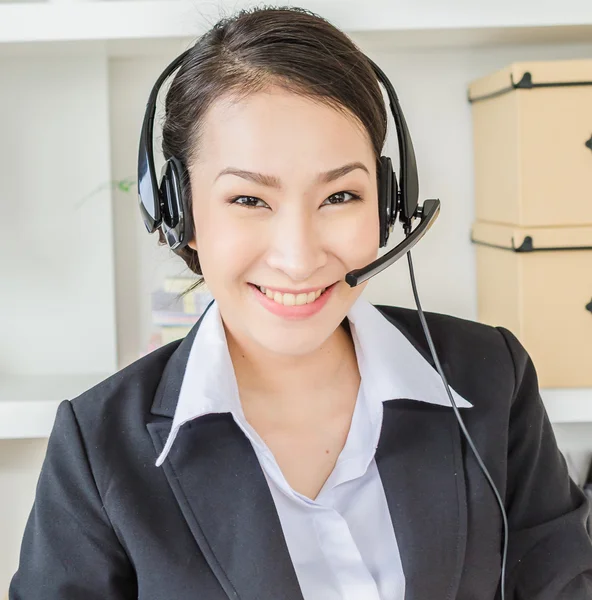 Mujer de negocios con auriculares —  Fotos de Stock