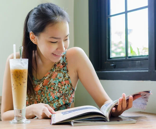 Girl in coffee shop — Stock Photo, Image