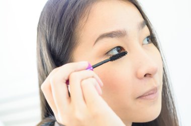 kadın maskara kullanın