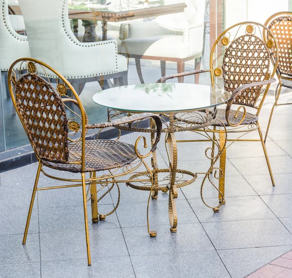 Stuhl und Tisch im Freien — Stockfoto