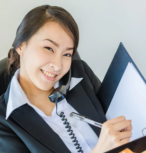 Mujer de negocios llamando —  Fotos de Stock