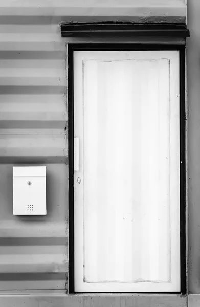 Tür und Briefkasten — Stockfoto
