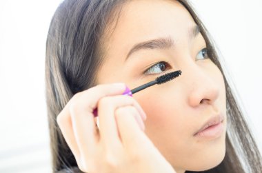 kadın maskara kullanın