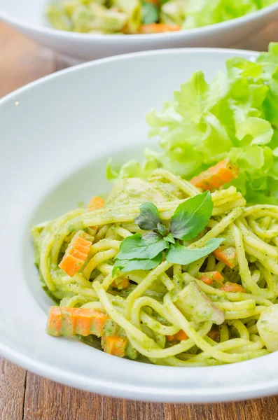 Spaghetti z sosem pesto — Zdjęcie stockowe