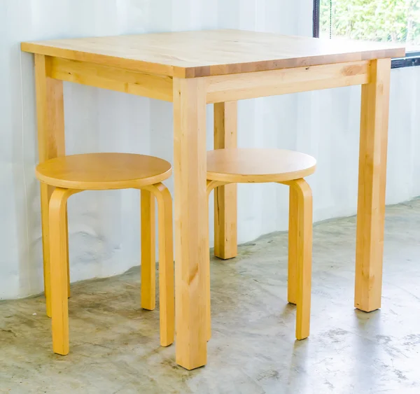 Деревянный стол и стул — стоковое фото