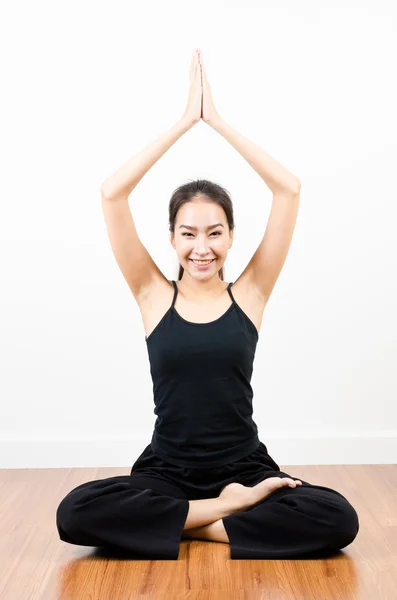 Mulher fazendo exercícios de ioga — Fotografia de Stock