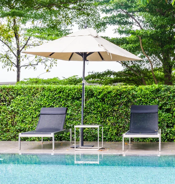 Bett auf dem Pool — Stockfoto