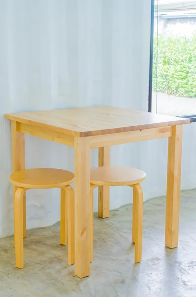 Mesa y silla de madera —  Fotos de Stock