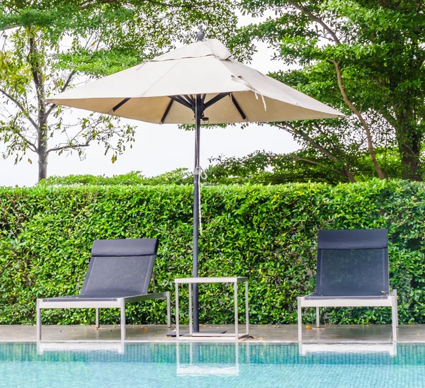 Cama na piscina — Fotografia de Stock