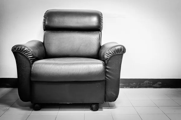 Schwarzes Ledersofa — Stockfoto