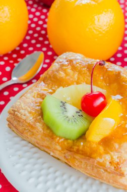 ahşap masa üzerinde beyaz tabak meyve pasta