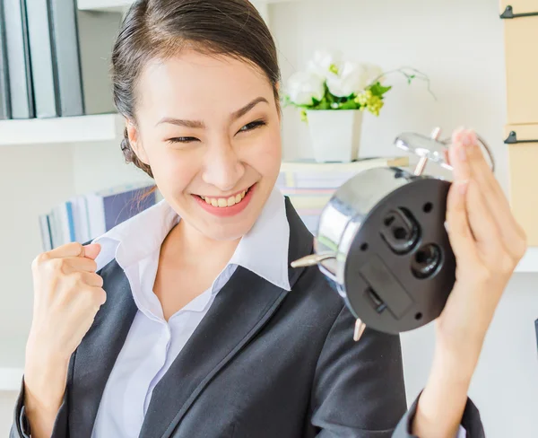 Jeune femme d'affaires avec horloge — Photo