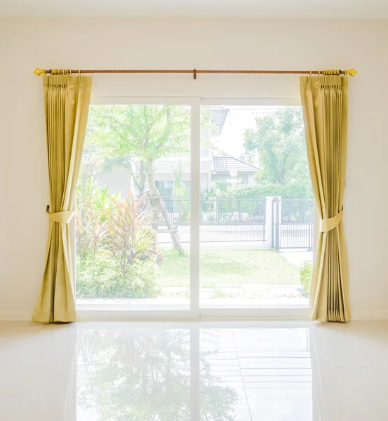 Quarto vazio e cortinas interior — Fotografia de Stock