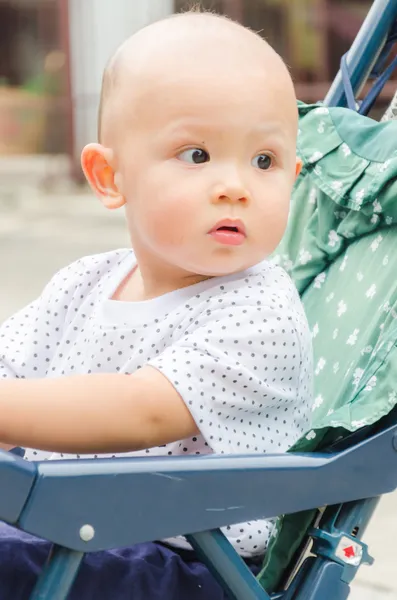 Barn i kundvagn — Stockfoto